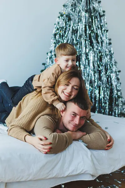 Sıcak bir aile ortamında, ebeveynler ve çocuklar neşeli bir şekilde oyun oynarlar, tatil sezonunda rahat, dekore edilmiş evlerinde kalıcı anılar yaratırlar.