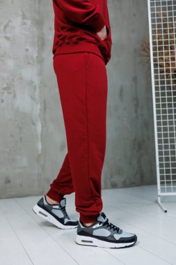 Gardırobunuzu rahat spor ayakkabılarla eşleştirilmiş bu şık kırmızı spor setiyle yükseltin. Antrenman ya da günlük geziler için idealdir. Bu kıyafet modaya uygun ama rahat bir görünüm sağlar..