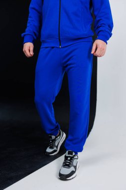 Şu modaya uygun mavi eşofmana bak. Antrenman ve günlük kıyafet için ideal. Hem stil hem de fonksiyona değer veren şık erkekler için konfor, esneklik ve modern tasarımı birleştirir.
