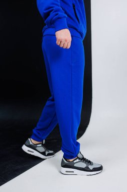 Şık bir modelde modern spor ayakkabılı canlı mavi eşofman sergilenir. Aktif bir yaşam tarzı, günlük geziler, spor aktiviteleri ve eğlence etkinlikleri için mükemmeldir.