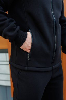 Fermuarlı ceketli ve uyumlu pantolonu olan bu parlak siyah spor giyim setini keşfedin. Antrenmanlar ve günlük geziler için mükemmeldir. Rahatlığı hiç çaba harcamadan harmanlayın.