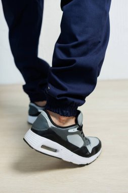 Şık ve modaya uygun gri ve siyah spor ayakkabıları, rahat denizci koşucularıyla eşleştirilmiş spor ayakkabıları, spor yapmak için mükemmel. Modanızı herhangi bir durum için zahmetsizce yükseltin.