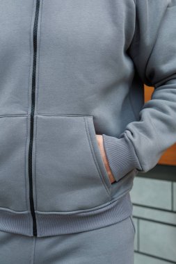 Bu modaya uygun gri eşofman, modaya önem veren fitness aşıkları için eşsiz bir dokuya sahip. Egzersiz ya da günlük geziler için mükemmel. Konfor ve modayı birleştirir.