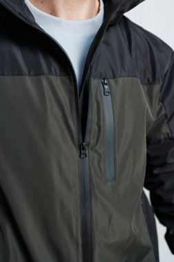 Modern bir tasarım ve günlük aşınma ve çok yönlülük için dayanıklı bir yapı içeren bu şık, hafif erkek ceketiyle, açık hava ve şehir sokaklarını keşfedin.