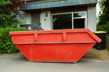 Atık toplama, kentsel projeler ve temizlik hizmetleri için ideal bir konteynır bir evin önüne yerleştiriliyor.