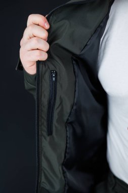 Bu gösterişli erkek ceketiyle gardırobunuzu yükseltin. Şık bir iç tasarım ve pratik bir fermuar cebi sergiliyor. Günlük giysi ve gezintiler için mükemmel hale getiriyor.