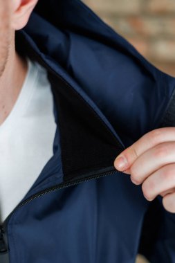 Bu, şık bir donanma ceketinin iç örgüsünü gösteren bir adamın yakın plan fotoğrafı. Sıradan geziler ya da açık hava aktiviteleri ve maceralar için ideal.