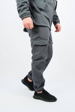 Bu şık görünüş, rahat siyah spor ayakkabılarla eşleştirilmiş modaya uygun gri kargo pantolonları, günlük geziler veya rahatlama aktiviteleri, harmanlama konforu ve tarzı içerir.