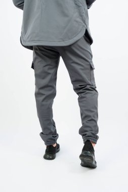 Son moda gri kargo pantolonlarını keşfedin. Bunlar günlük gezintiler için idealdir ve moda tercihlerinize uygun farklı kıyafetlerle tasarlanabilecek kadar çok yönlüdür.