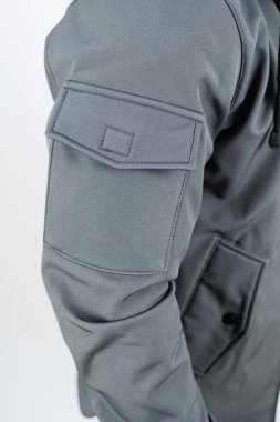 Bu son derece şık gri ceketi keşfedin, eşsiz ve göz alıcı bir kol bandı, çok yönlü günlük kıyafetler yaratmak ve günlük kullanım için mükemmel