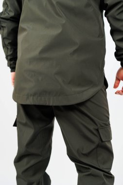 Açık havada rahatlık ve işlevsellik için tasarlanmış bu dayanıklı yeşil ceket ve pantolon ile vahşi doğayı keşfedin.