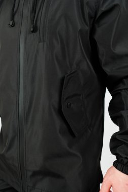 İşlevsel cepleri olan, açık hava maceraları ve günlük giysiler için ideal, parlak, siyah bir yelek. Tarzını bu modaya uygun parçayla yükselt