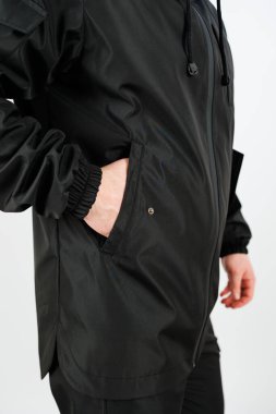 Bu şık siyah ceketin pratik cepleri var, günlük gezintiler, açık hava aktiviteleri ve maceraperest bir gardırop eklemesi için ideal.