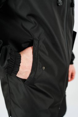 Pratik bir el cebi ile donatılmış bu şık ve gösterişli siyah ceketi keşfedin. Günlük konforu sağlarken güncel kıyafetler için mükemmel hale getirin.