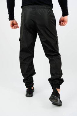 Moda ve işlevselliği kusursuz bir şekilde harmanlayan şık ve modaya uygun siyah kargo pantolonları keşfetmek, onları herhangi bir aktif yaşam tarzı, günlük geziler veya sosyal etkinlikler için ideal kılar.