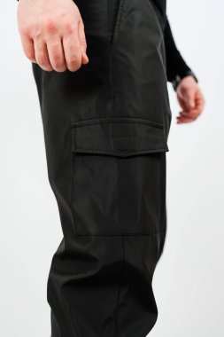 Bu şık ve modern siyah kargo pantolonları, gündelik geziler ve günlük aktiviteler için ideal hale getirerek, pratik ceplerle tamamlanmış gösterişli ve çağdaş bir tasarım içeriyor.