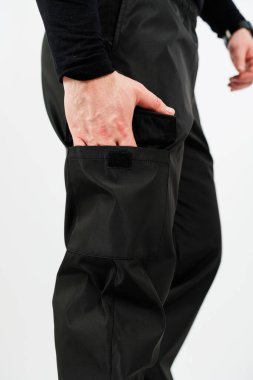Bu şık siyah kargo pantolonları kullanışlı bir yan cebe sahip, stil ve pratik kombinasyon, açık hava aktiviteleri veya günlük kıyafetler için mükemmel, çok yönlü bir kostüm ilavesi