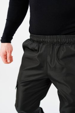 Aktif yaşam tarzlarında konfor ve çok yönlülük için tasarlanmış elastik bir bel bandıyla şık siyah atletizm kıyafetlerini keşfedin. Antrenman ya da günlük kıyafet için mükemmel..