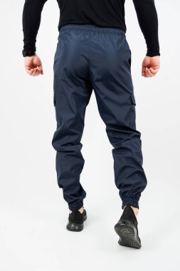 İdeal performans için tasarlanmış erkek eşofmanlarımızı keşfedin. Hafif, solunabilir malzemelerden yapılır. Spor yapmak, koşmak ya da günlük geziler için idealdir.