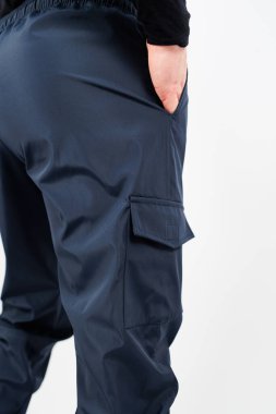 Moda ve pratik amaçlı tasarlanmış donanma kargo pantolonlarımızı keşfedin. Gündelik geziler veya aktif yaşam tarzları için idealdir, kolaylık için işlevsel cepler içerirler