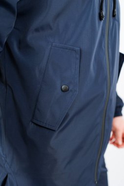 Bu şık lacivert dış giysi parlak bir siluetle tasarlanmış ve işlevsel bir cep içeriyor, böylece yağmur ve rüzgara karşı etkili bir koruma sağlıyor.