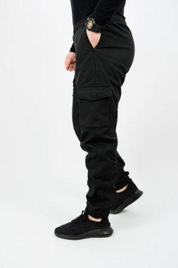 Hem açık hava maceraları hem de tesadüfi geziler için ideal olan bu çok yönlü siyah kargo pantolonları içinde stil, konfor ve işlevselliğin mükemmel bir karışımını deneyimleyin.