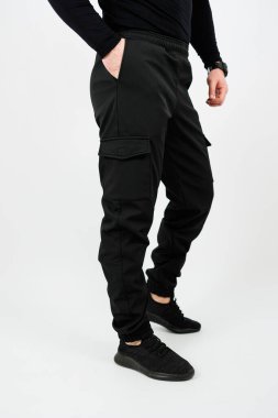Bu modaya uygun ve şık siyah kargo pantolonlarını keşfedin, mükemmel konfor ve çok yönlülük için ustalıkla tasarlanmış, onları etkin bir yaşam tarzı ve günlük giysiler için mükemmel hale getiriyor.