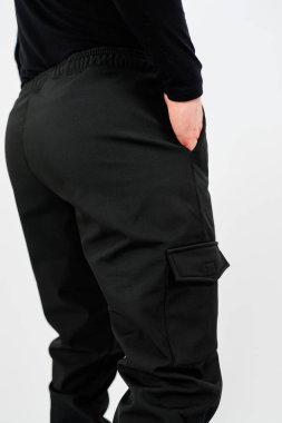 Şık siyah kargo pantolonlarımızı keşfedin, rahat ve günlük geziler için tasarlanmış, temel ihtiyaçlarınız için fonksiyonel cepler sunarken, tarzınızı sabit tutun.