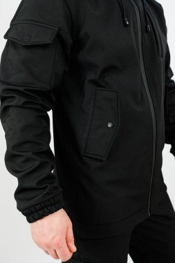 Bu şık siyah taktik ceketi keşfedin, şehir maceraları için ideal. Pratik cepleri ve modern bir uyumu var. Her durum için çok yönlülük ve konfor sunuyor.