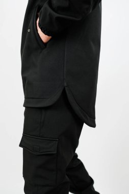 Bu şık siyah kıyafet şık bir ceket sergiliyor. Rahat bir kargo pantolonu, mükemmel bir şekilde harmanlanmış zarafet ve rahatlık. Şehir modası ve rahat geziler için ideal.