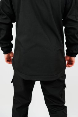 Bu gösterişli siyah atletik kıyafet şık bir uzun gömlek ve rahat bir kargo pantolonu içeriyor. Sıradan geziler ya da antrenmanlar için mükemmel. Konforu ve modayı kucakla