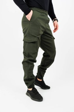 Erkekler için bu moda zeytin yeşili kargo pantolonunu keşfedin, birden fazla cebi ve rahat etmek için esnek bel. Sıradan geziler ya da açık hava maceraları için idealdir..