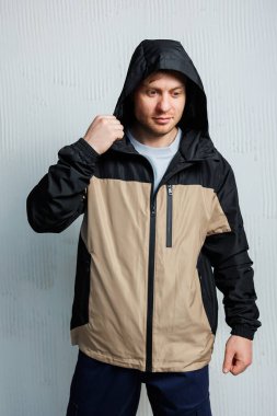 Modern bir çift günlük ceket sergileyen bir adam. Açık hava aktiviteleri için mükemmel. Moda maceracıları için ideal konfor ve tarz arayışı