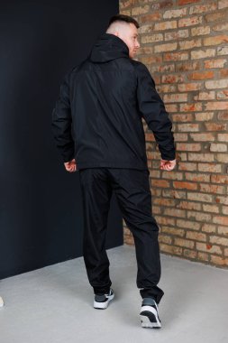 Tam fermuarlı ceketli ve rahat pantolonlu, spor yapmak ya da günlük geziler için mükemmel siyah atletizm kıyafetimizi keşfedin. Hareketlilik ve tarz için tasarlandı.