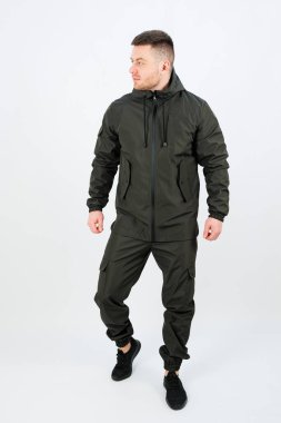 Erkekler için bu koyu yeşil eşofmanı keşfedin, aktif yaşam tarzları, spor ve boş zaman aktiviteleri için idealdir. Modern tasarıma sahip hafif ve fonksiyonel giysi.