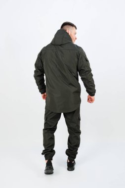 Modern bir tasarım sergileyen bu açık hava ceketi ve pantolonu, yürüyüş ve çeşitli açık hava aktiviteleri için idealdir.