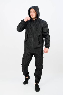Bu şık ve modaya uygun siyah su geçirmez ceket ve pantolon seti açık hava aktiviteleri veya günlük geziler sırasında maksimum konfor ve dayanıklılık için ustalıkla tasarlanmıştır.
