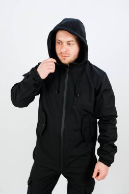 Bu şık siyah erkek ceketinin pratik bir başlığı ve birden fazla cebi var. Açık hava aktiviteleri, günlük geziler ve aile ve arkadaşlarla buluşmalar için mükemmel.