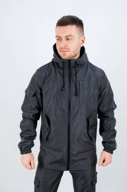 Açık hava aktiviteleri için ideal, her havada konfor ve stil sağlayan, günlük ve sportif etkinlikler için mükemmel, parlak, siyah su geçirmez bir ceket keşfedin.