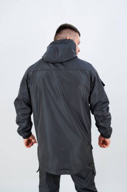 Erkekler için özel olarak tasarlanmış, her aktif macera için ideal, aynı zamanda maksimum konfor ve dayanıklılığı sağlayan siyah ceketimizi keşfedin.