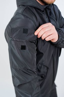 Çok yönlü ve modern siyah bir ceket keşfedin, yenilikçi bir kolun detaylandırılması ve maksimum rahatlık ve yorgunluğu sağlamak için ayarlanması ile tasarlanmıştır.