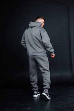 Erkekler için bu şık gri eşofman rahat bir kapüşonlu ve hem rahat hem de aktif performans için tasarlanmıştır. Antrenman ya da sıradan geziler için mükemmel.