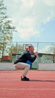 Oyun bahçesinde spor yapan yakışıklı bir sporcu. Aktif ve sağlıklı yaşam tarzı kavramları, açık havada eğitim..