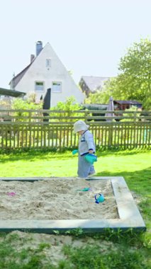 Rüzgar türbinlerindeki eko-enerji alanı. Alternatif enerji türbinleri ve mavi gökyüzünün arka planında bıçaklar. Rüzgar çiftliği ağır çekim. Yel değirmenlerinin siluetleri.