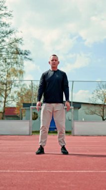 Oyun bahçesinde spor yapan yakışıklı bir sporcu. Aktif ve sağlıklı yaşam tarzı kavramları, açık havada eğitim..