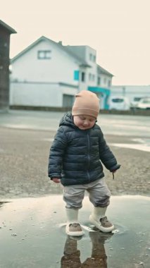 Rüzgar türbinlerindeki eko-enerji alanı. Alternatif enerji türbinleri ve mavi gökyüzünün arka planında bıçaklar. Rüzgar çiftliği ağır çekim. Yel değirmenlerinin siluetleri.