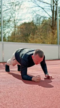 Oyun bahçesinde spor yapan yakışıklı bir sporcu. Aktif ve sağlıklı yaşam tarzı kavramları, açık havada eğitim..