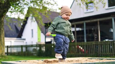 Rüzgar türbinlerindeki eko-enerji alanı. Alternatif enerji türbinleri ve mavi gökyüzünün arka planında bıçaklar. Rüzgar çiftliği ağır çekim. Yel değirmenlerinin siluetleri.