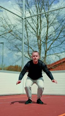 Oyun bahçesinde spor yapan yakışıklı bir sporcu. Aktif ve sağlıklı yaşam tarzı kavramları, açık havada eğitim..