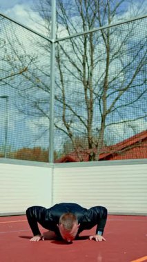 Oyun bahçesinde spor yapan yakışıklı bir sporcu. Aktif ve sağlıklı yaşam tarzı kavramları, açık havada eğitim..